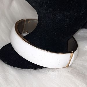 Vintage enamel hinged bangle flaw